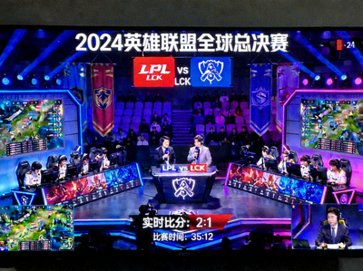 网球比赛直播画面 - 选手发球动作